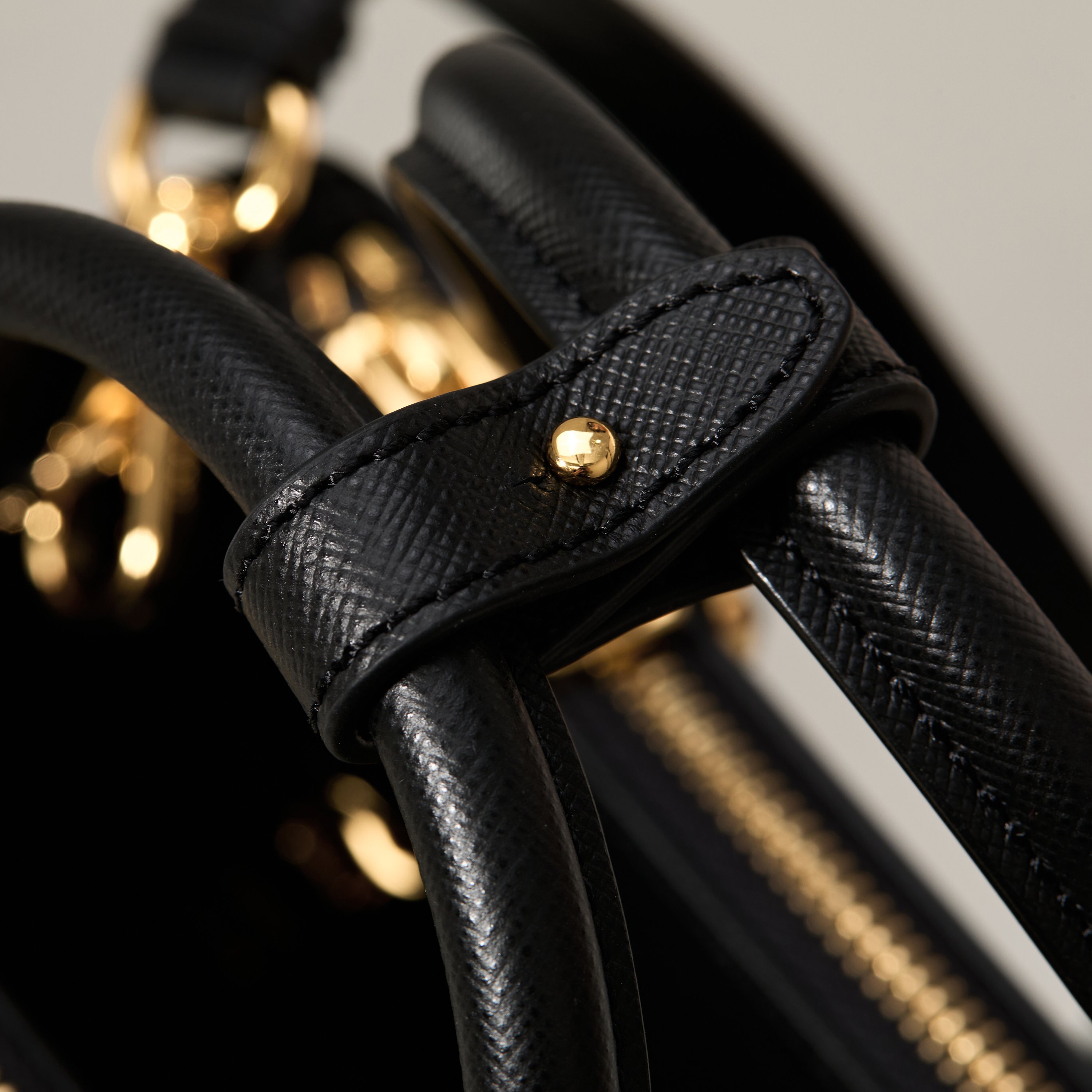 Prada 프라다 미니 갤러리아 토트백 사피아노 레더 블랙 골드 20cm 18