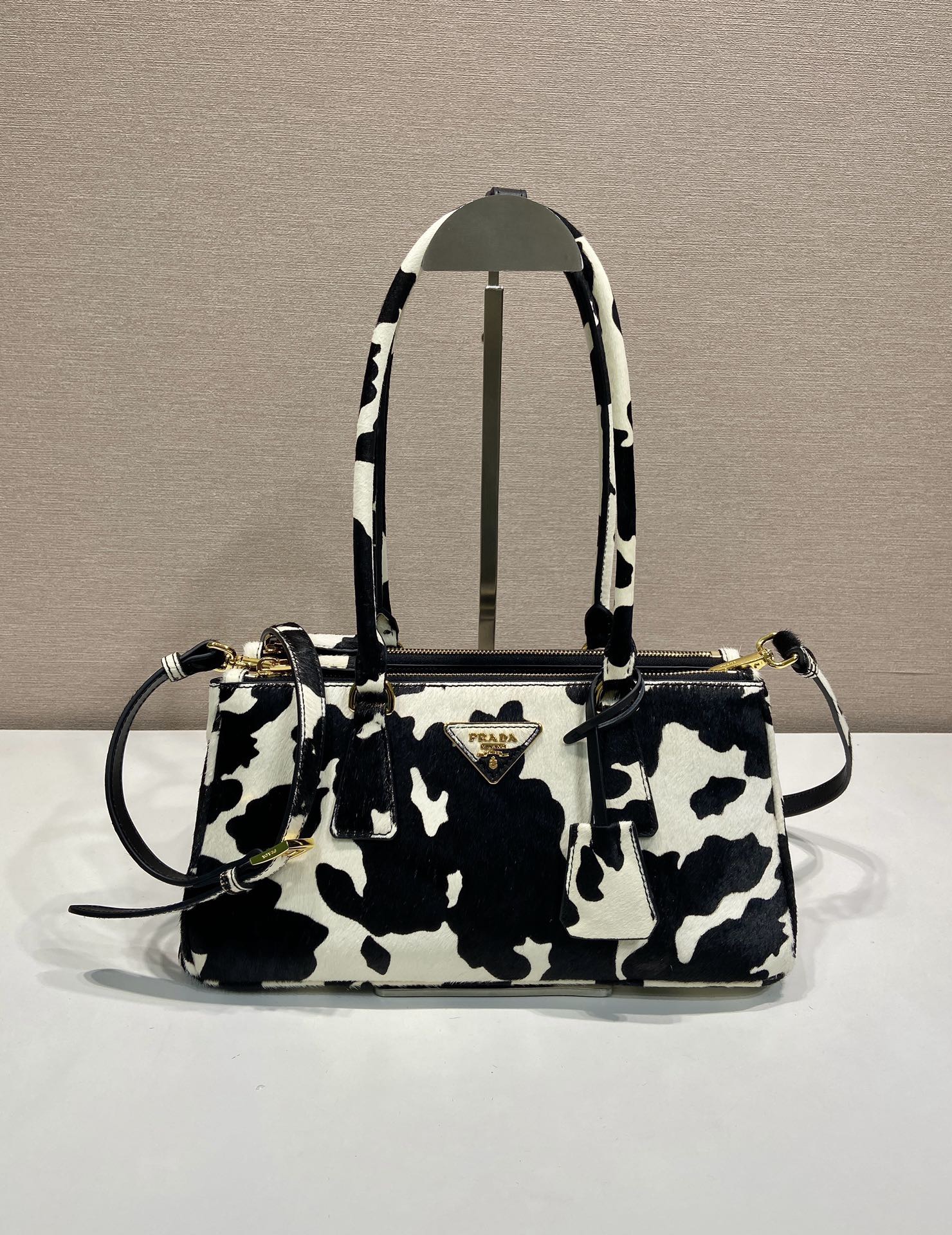 Prada 프라다 1BA457 갤러리아 카우 패턴 송치 레더 토트백 블랙 화이트 골드 1