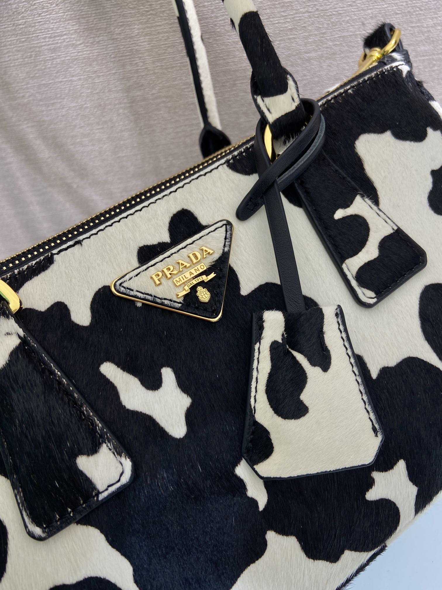 Prada 프라다 1BA457 갤러리아 카우 패턴 송치 레더 토트백 블랙 화이트 골드 7