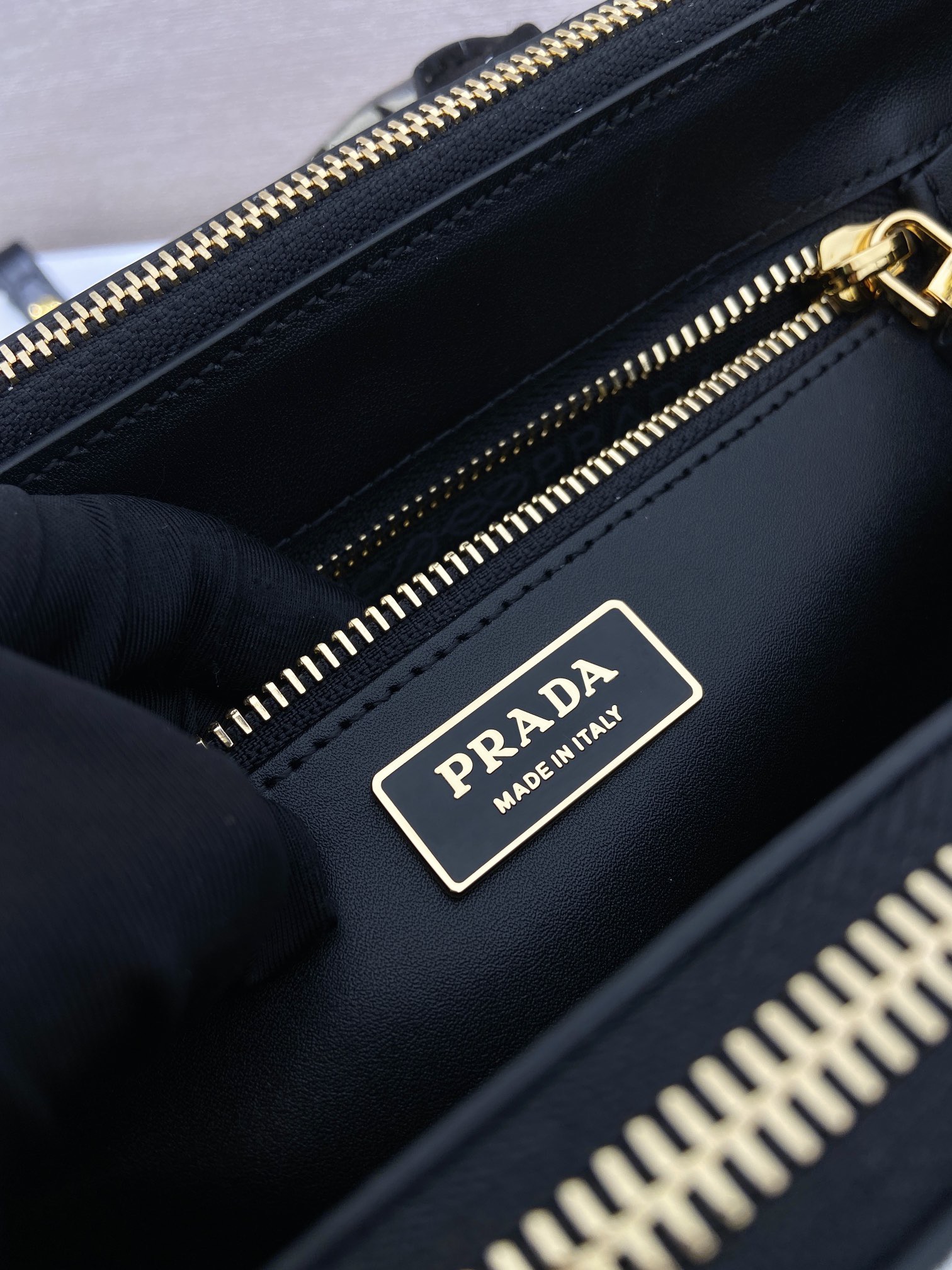 Prada 프라다 1BA457 갤러리아 카우 패턴 송치 레더 토트백 블랙 화이트 골드 9