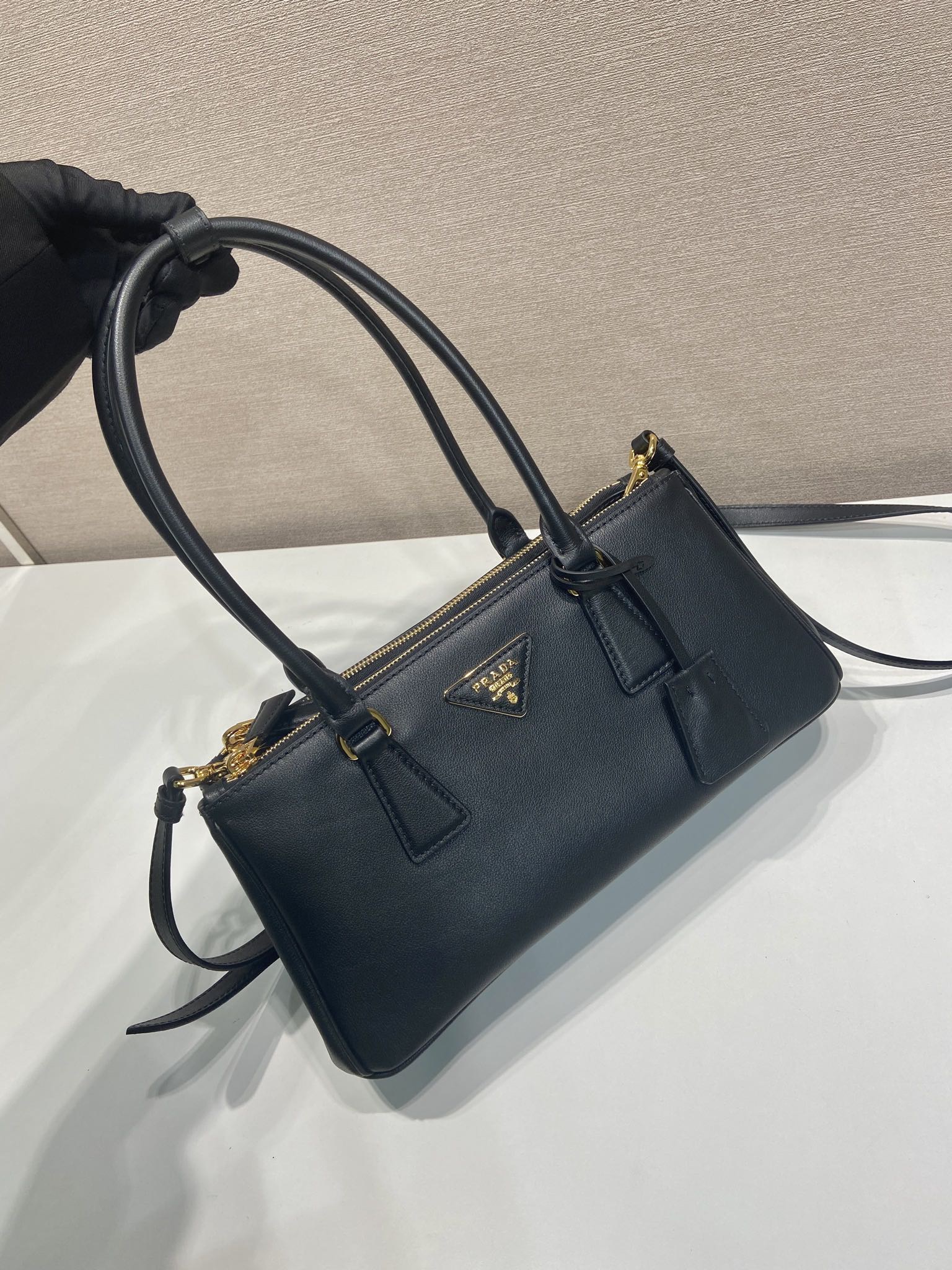 Prada 프라다 1BA457 더블 핸들 토트백 레더 블랙 골드 28cm 2
