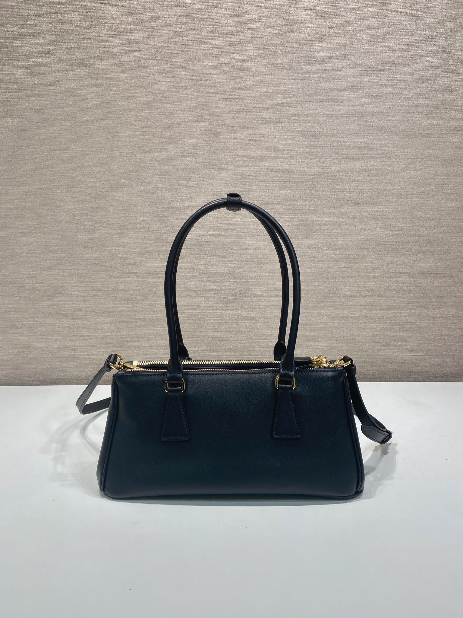 Prada 프라다 1BA457 더블 핸들 토트백 레더 블랙 골드 28cm 4