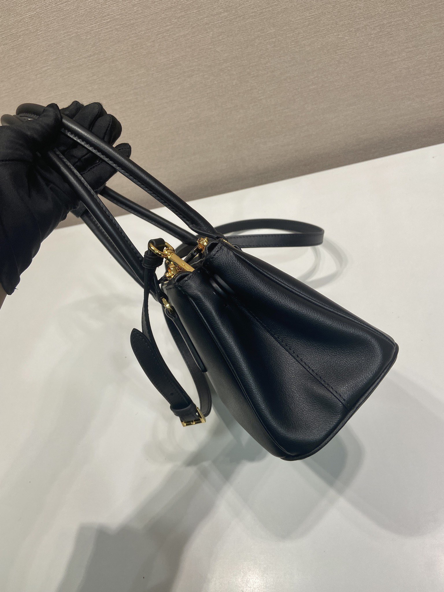 Prada 프라다 1BA457 더블 핸들 토트백 레더 블랙 골드 28cm 5