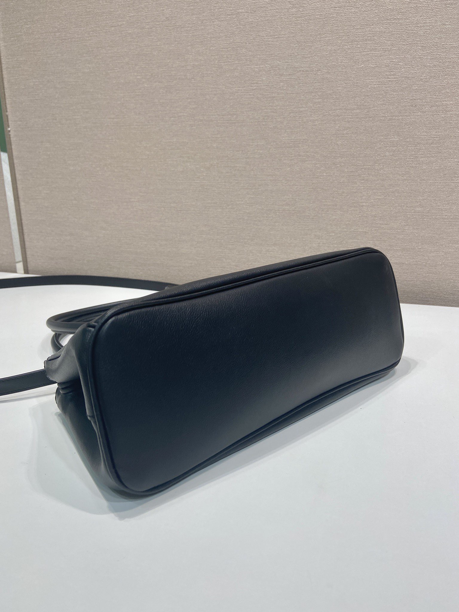 Prada 프라다 1BA457 더블 핸들 토트백 레더 블랙 골드 28cm 6