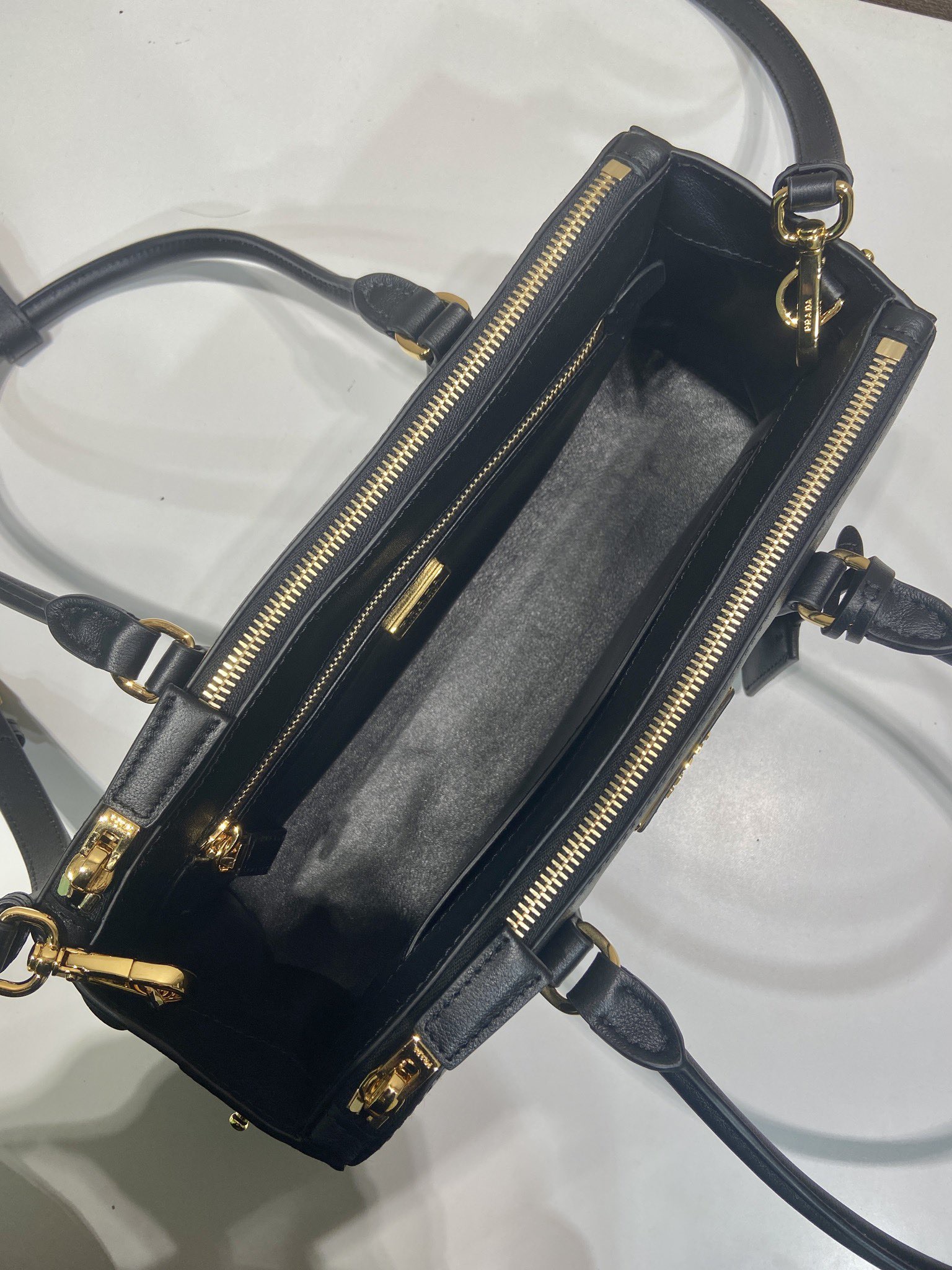 Prada 프라다 1BA457 더블 핸들 토트백 레더 블랙 골드 28cm 8