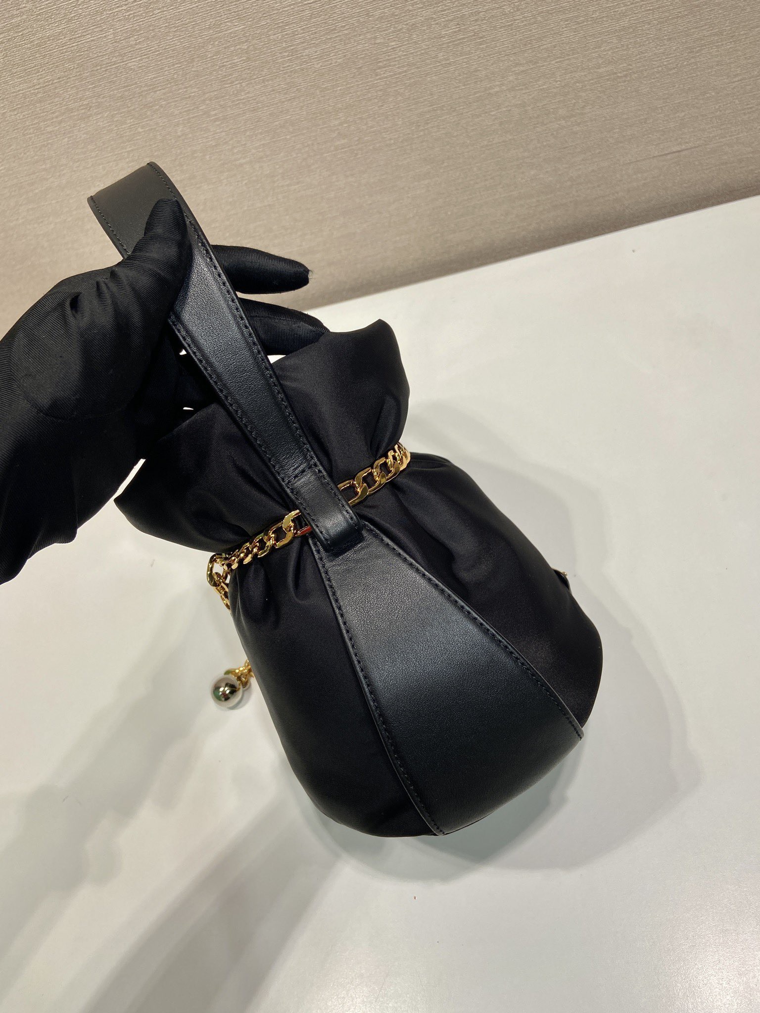 Prada 프라다 1BE088 나일론 버킷백 골드 체인 블랙 14cm 5