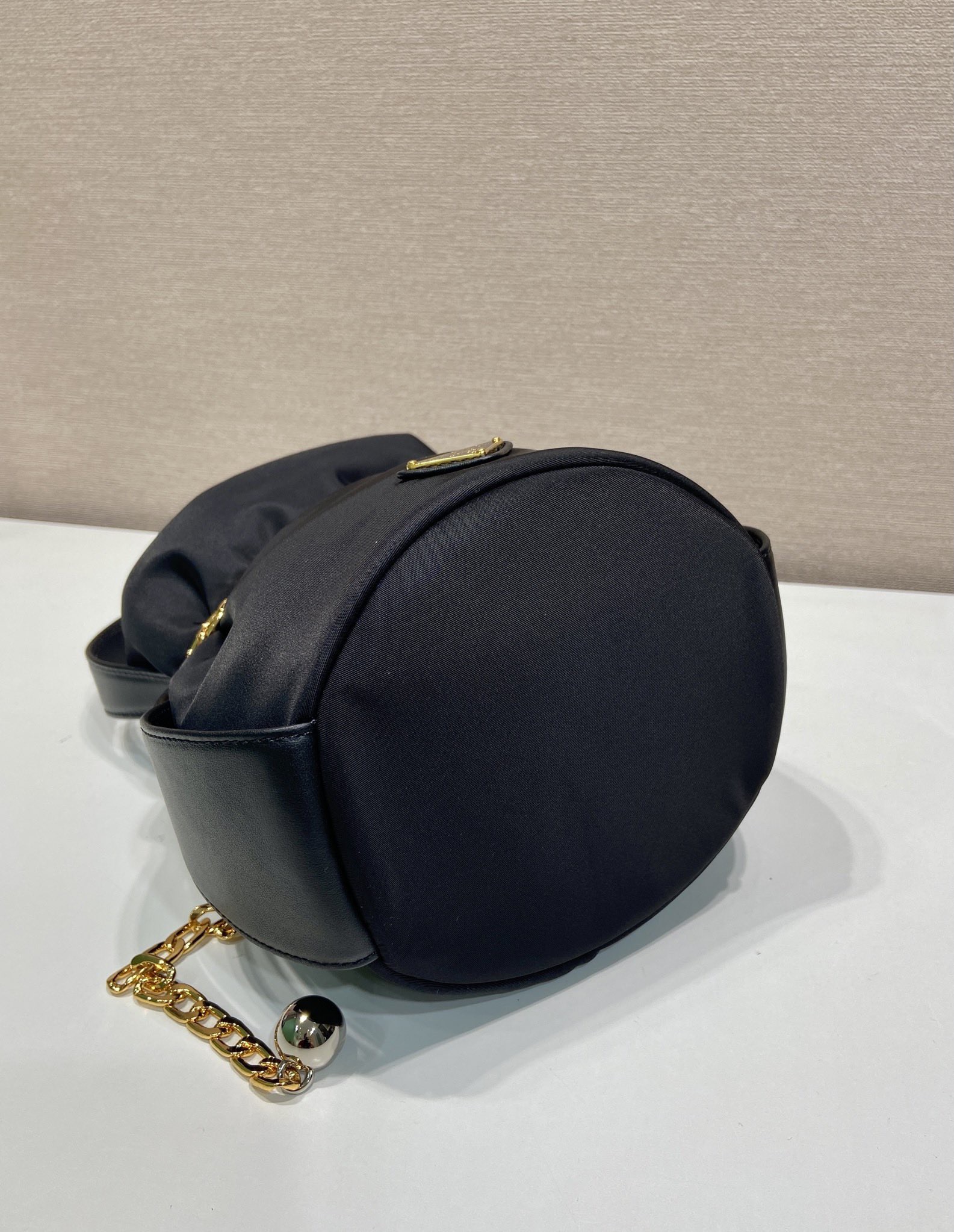 Prada 프라다 1BE088 나일론 버킷백 골드 체인 블랙 14cm 6