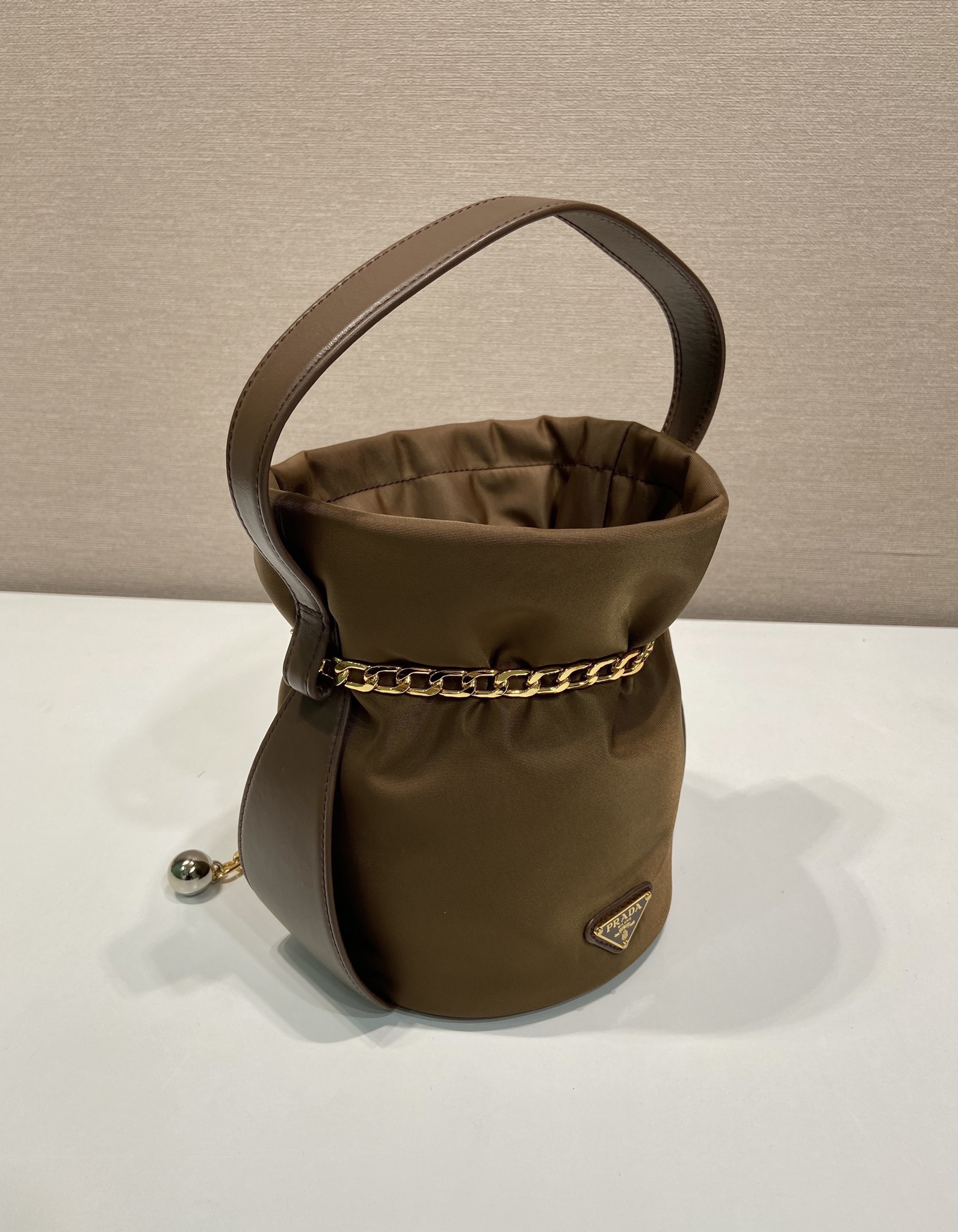 Prada 프라다 1BE088 나일론 버킷백 골드 체인 브라운 14cm 4