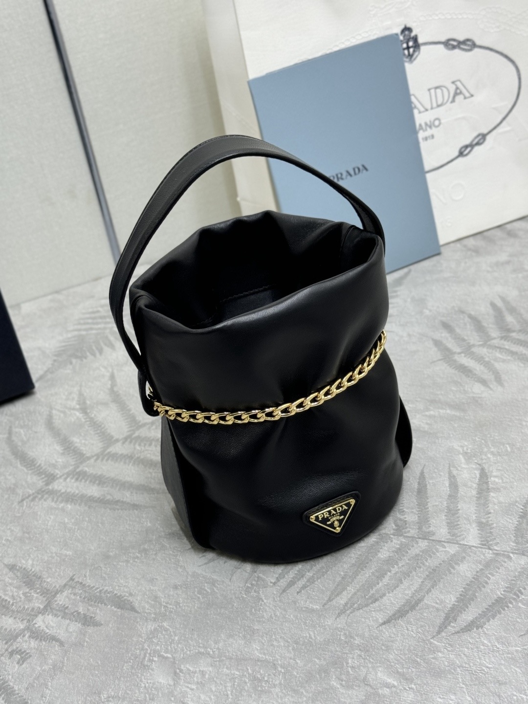 Prada 프라다 1BE088 램스킨 버킷백 골드 체인 블랙 11