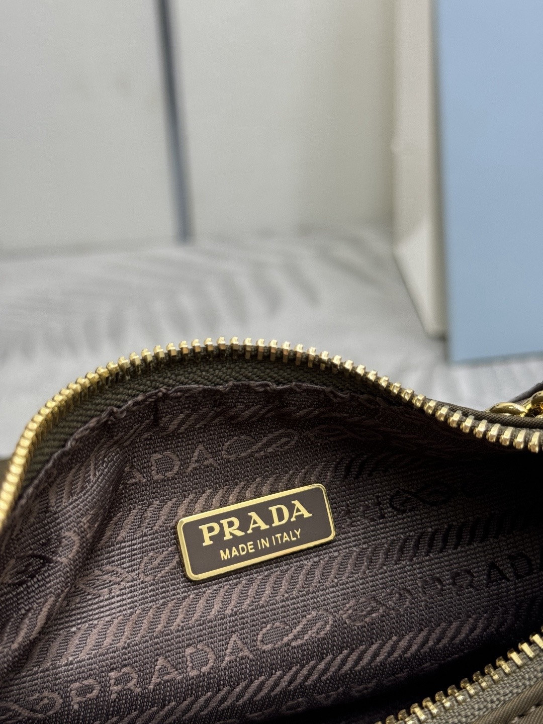 Prada 프라다 1BH204 리에디션 나일론 호보백 3-in-1 테수토 브라운 골드 하드웨어 14