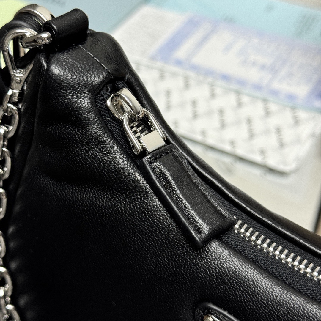 Prada 프라다 Re-Edition 2005 램스킨 3-in-1 숄더백 블랙 실버 하드웨어 6