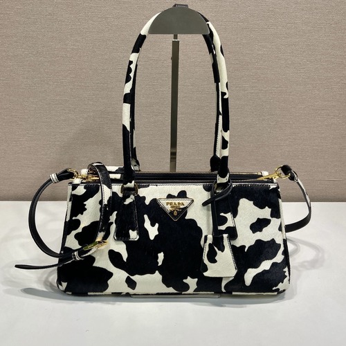 PRADA 프라다 FW2023 카우 패턴 가죽 핸드백