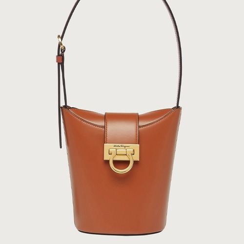 FERRAGAMO 살바토레 페라가모 SS2023 Gancini 버킷백