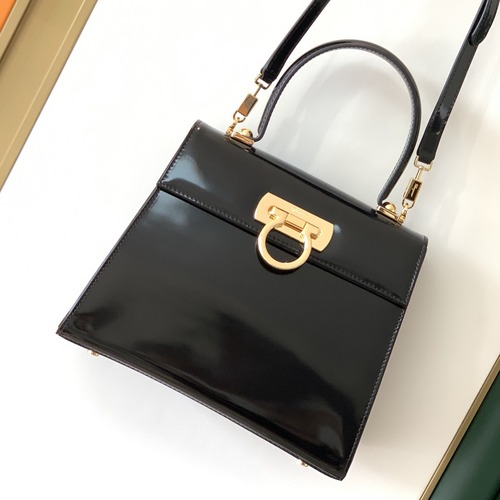 FERRAGAMO 살바토레 페라가모 FW2023 빈티지 스타일 가죽 핸드백