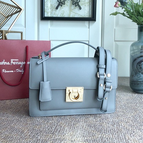 FERRAGAMO 살바토레 페라가모 FW2023 금색 Gancio 잠금장치 가죽 숄더백