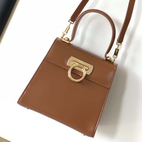 FERRAGAMO 살바토레 페라가모 FW2023 Gancino 장식 가죽 핸드백