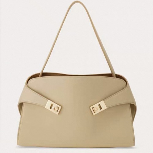 FERRAGAMO 페라가모 FW2023 Gancini 장식 중형 토트백