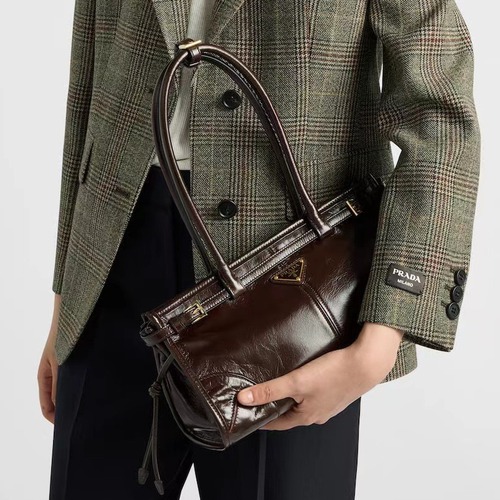 PRADA 프라다 FW2023 유광 가죽 핸드백