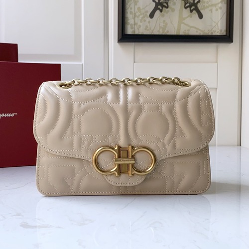 SALVATORE FERRAGAMO 페라가모 FW2023 Gancini 패턴 체인 숄더백