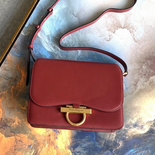 Ferragamo 살바토레 페라가모 SS2023 클래식 가죽 플랩 백