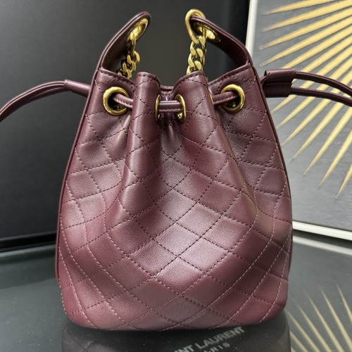 Saint Laurent Le CASSANDRE 생로랑 르 까산드르 램스킨 버킷백 840886 15.5CM