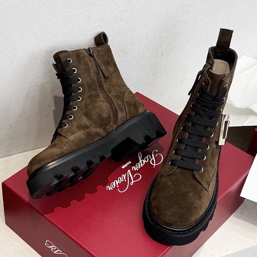 Roger Vivier 로저 비비에 Roger Vivier 로저 비비에 브이브 메탈 버클 러그솔 앵클부츠