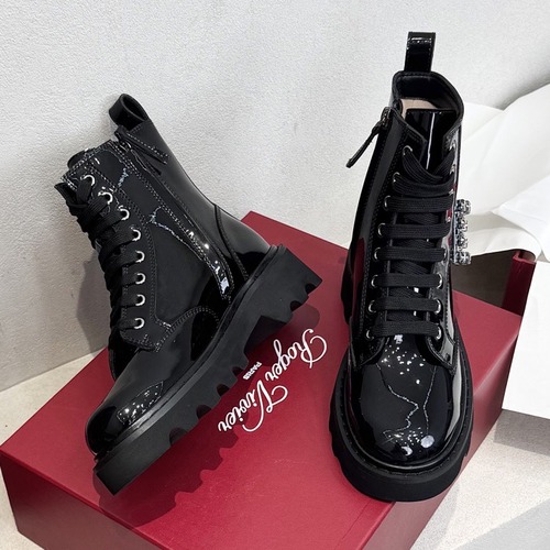 Roger Vivier 로저 비비에 Roger Vivier 로저 비비에 브이브 메탈 버클 러그솔 앵클부츠