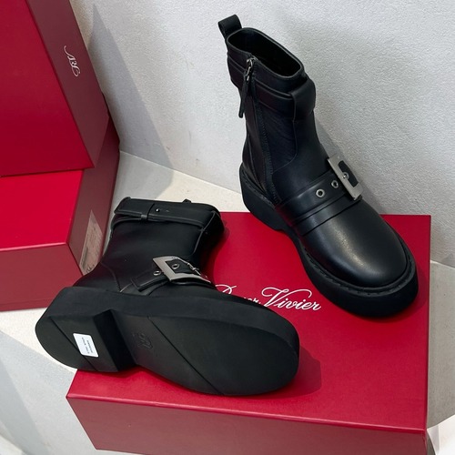 Roger Vivier 로저 비비에 Roger Vivier 로저 비비에 메탈 버클 레더 앵클 부츠