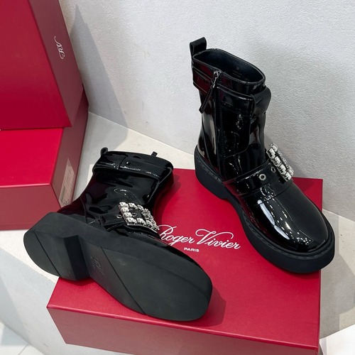 Roger Vivier 로저 비비에 Roger Vivier 로저 비비에 메탈 버클 레더 앵클 부츠
