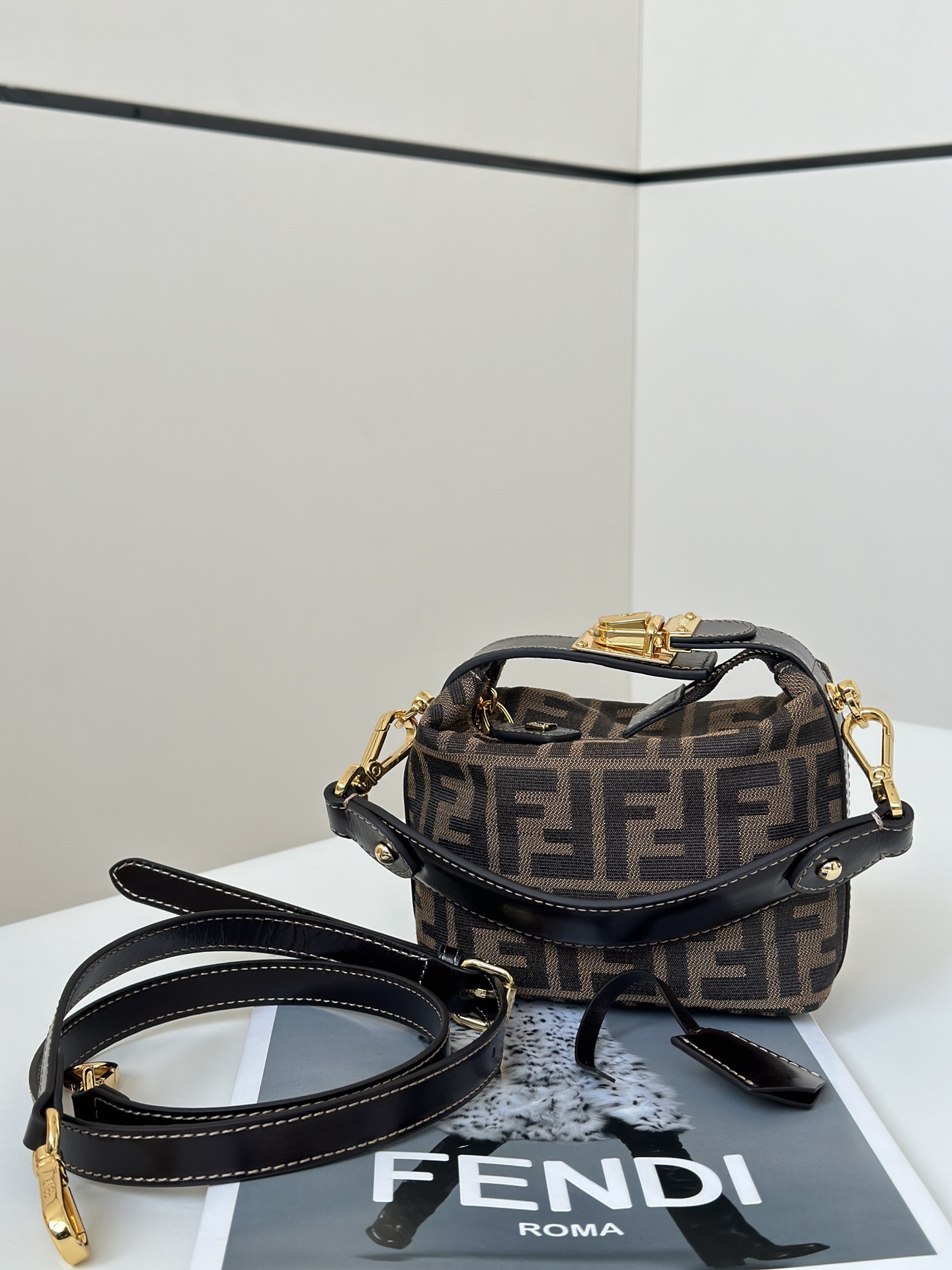 FENDI FF 모노그램 미니 런치박스백 / 스몰 크로스바디 10