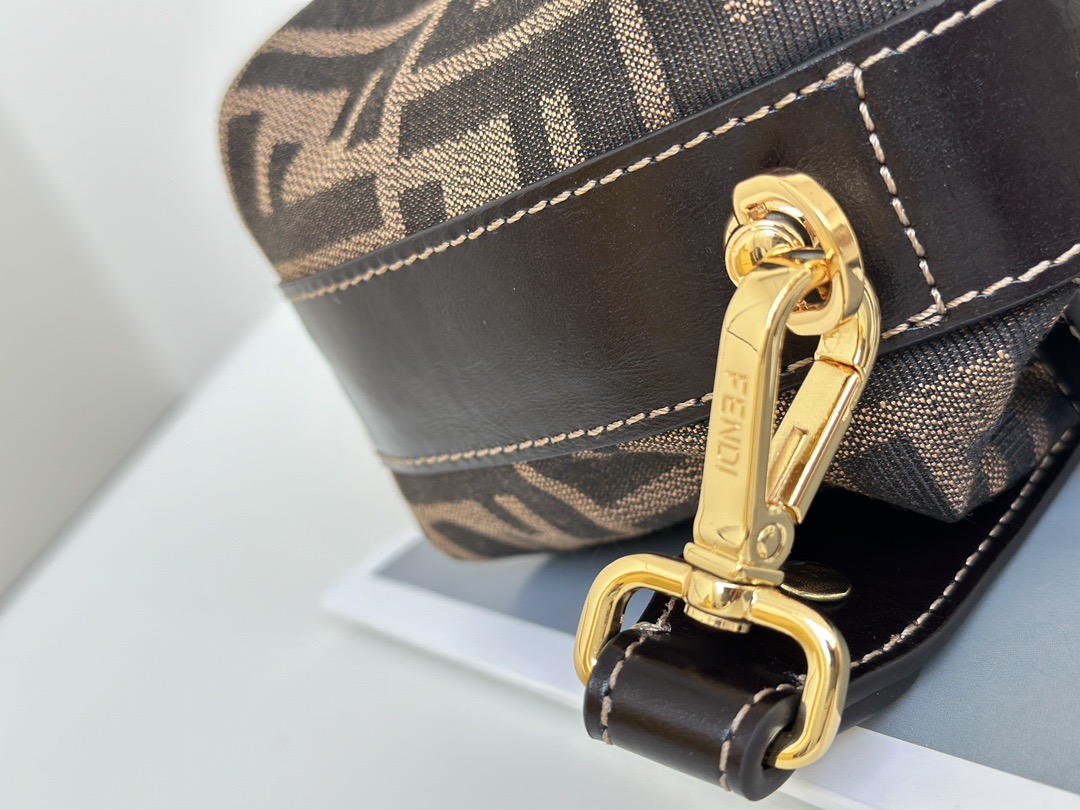 FENDI FF 모노그램 미니 런치박스백 / 스몰 크로스바디 12