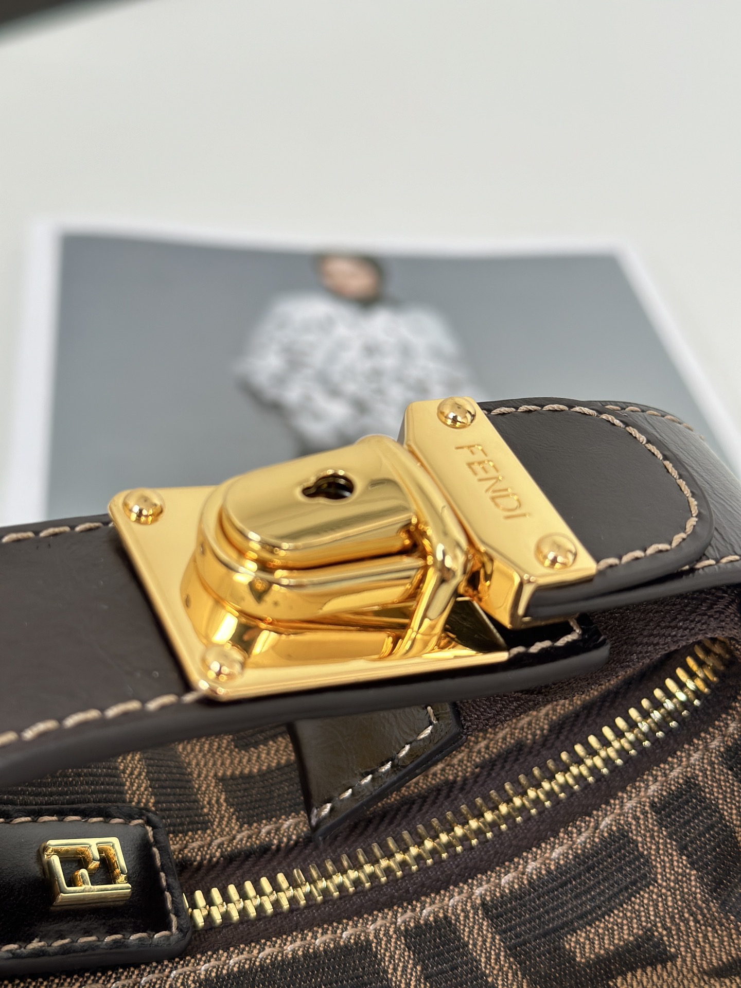 FENDI FF 모노그램 미니 런치박스백 / 스몰 크로스바디 13