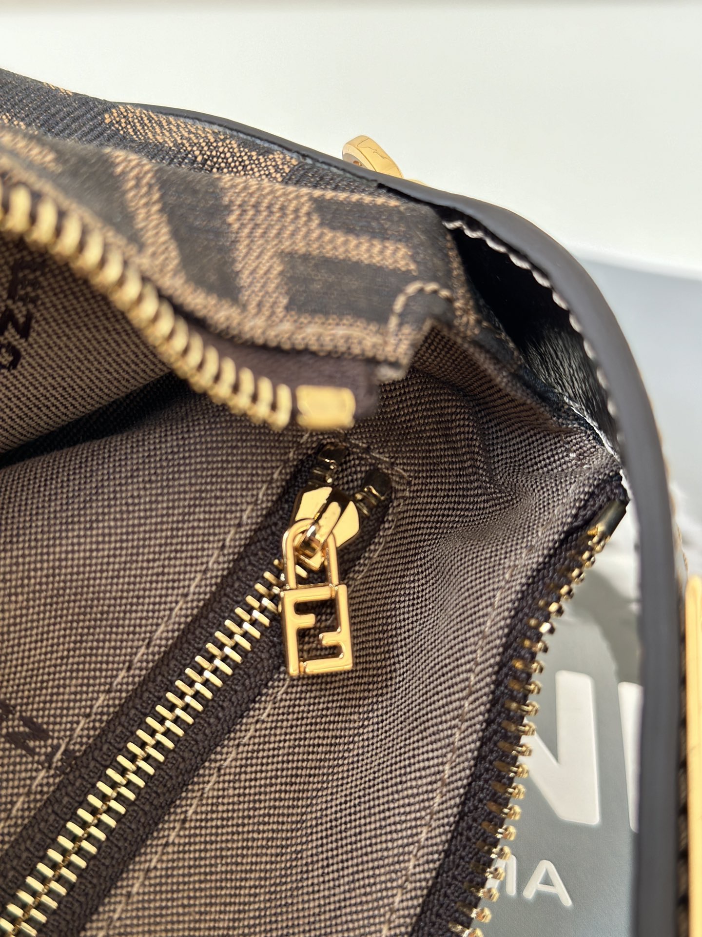 FENDI FF 모노그램 미니 런치박스백 / 스몰 크로스바디 15