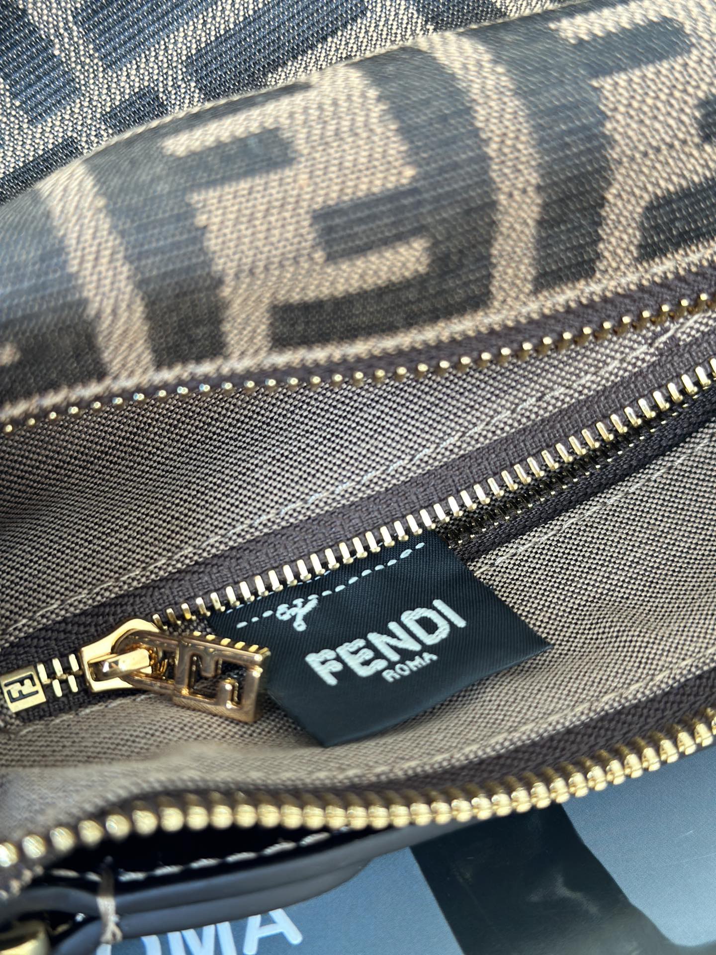 FENDI FF 모노그램 미니 런치박스백 / 스몰 크로스바디 16