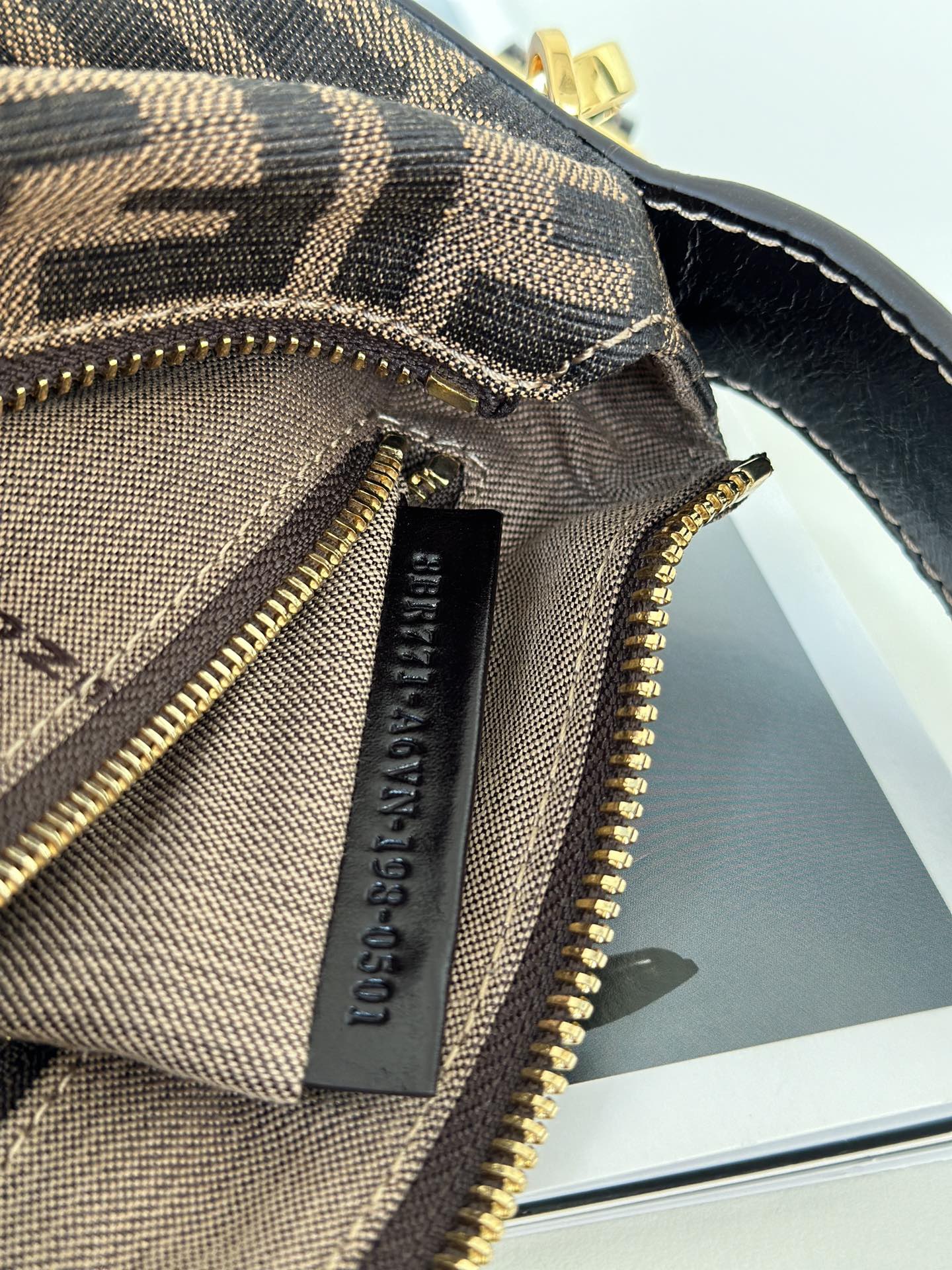 FENDI FF 모노그램 미니 런치박스백 / 스몰 크로스바디 17