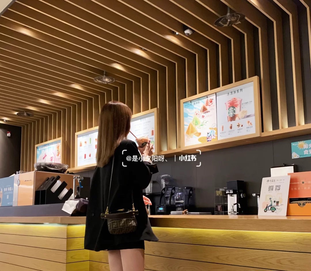 FENDI FF 모노그램 미니 런치박스백 / 스몰 크로스바디 18