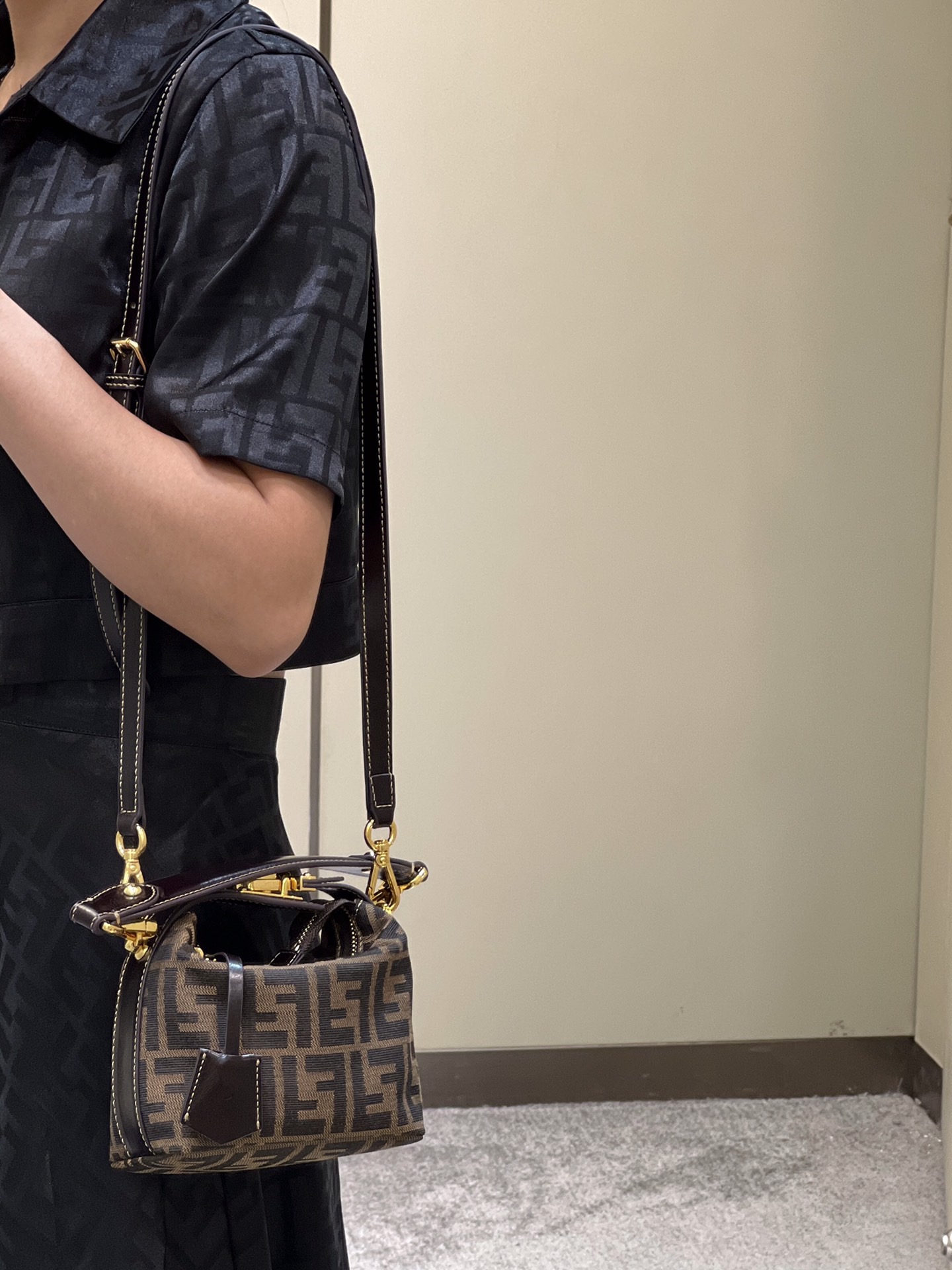 FENDI FF 모노그램 미니 런치박스백 / 스몰 크로스바디 19