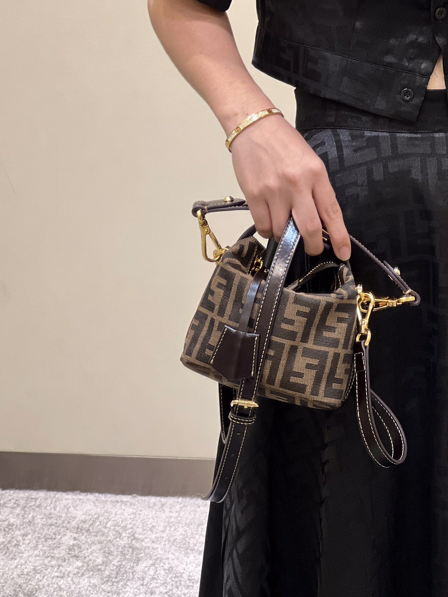 FENDI FF 모노그램 미니 런치박스백 / 스몰 크로스바디 20