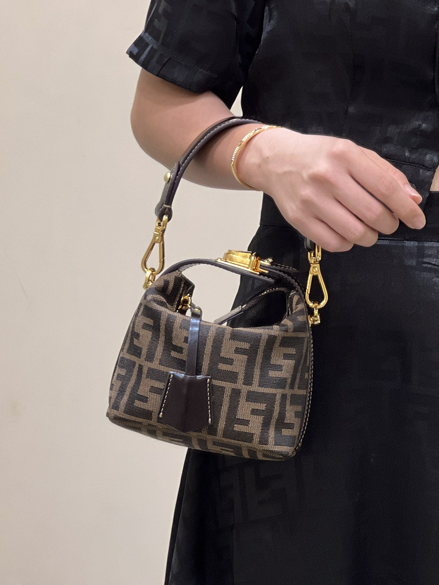 FENDI FF 모노그램 미니 런치박스백 / 스몰 크로스바디 21