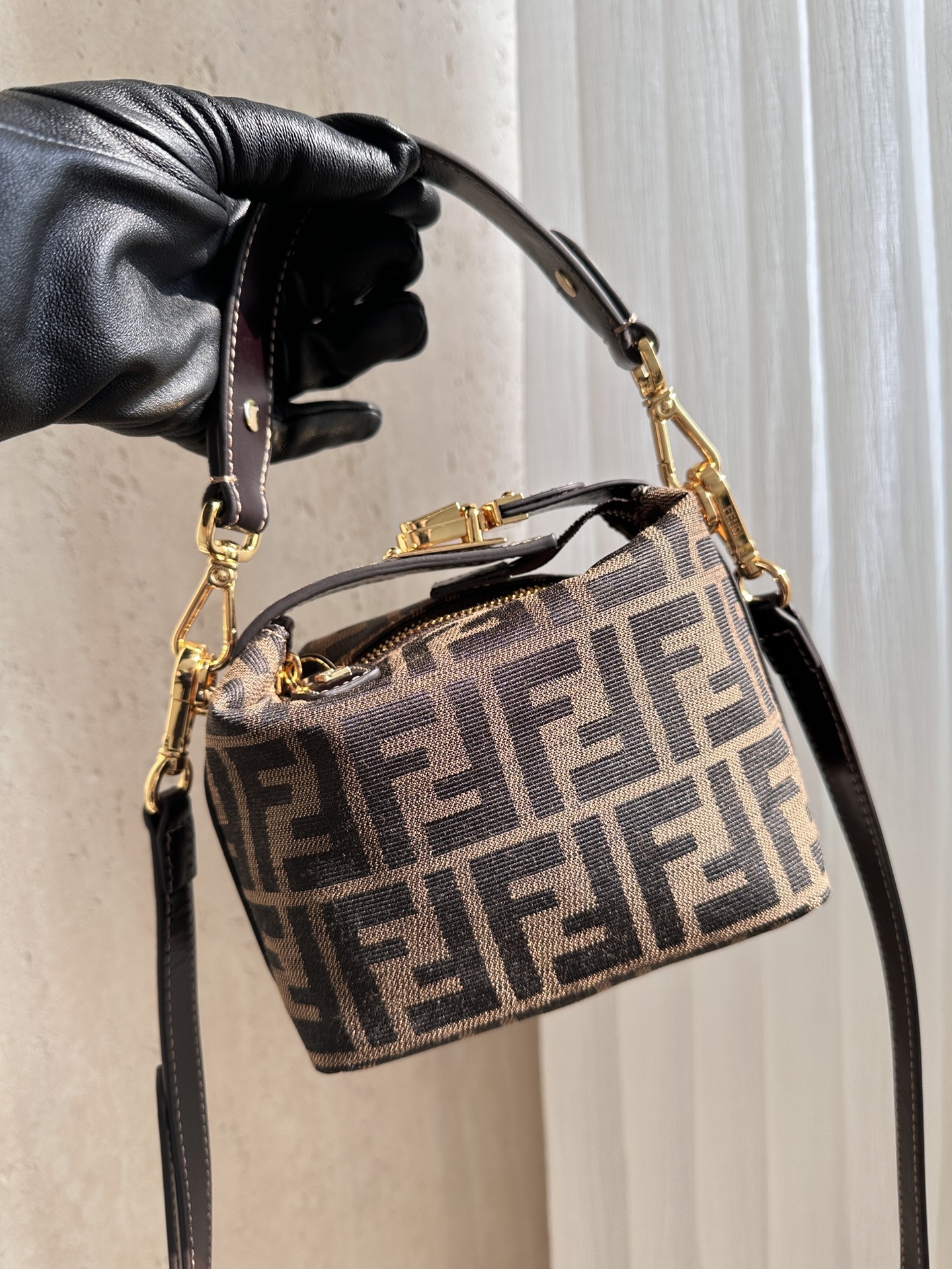 FENDI FF 모노그램 미니 런치박스백 / 스몰 크로스바디 22