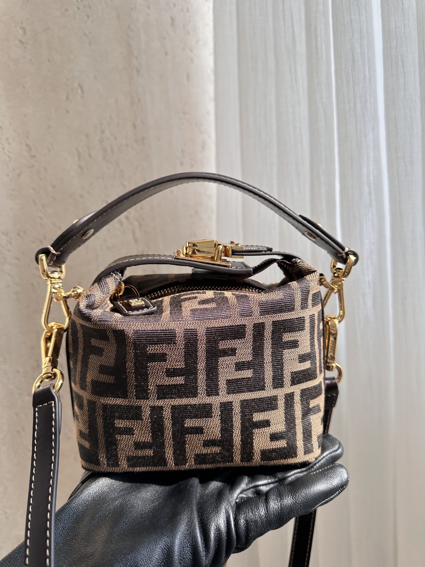 FENDI FF 모노그램 미니 런치박스백 / 스몰 크로스바디 23