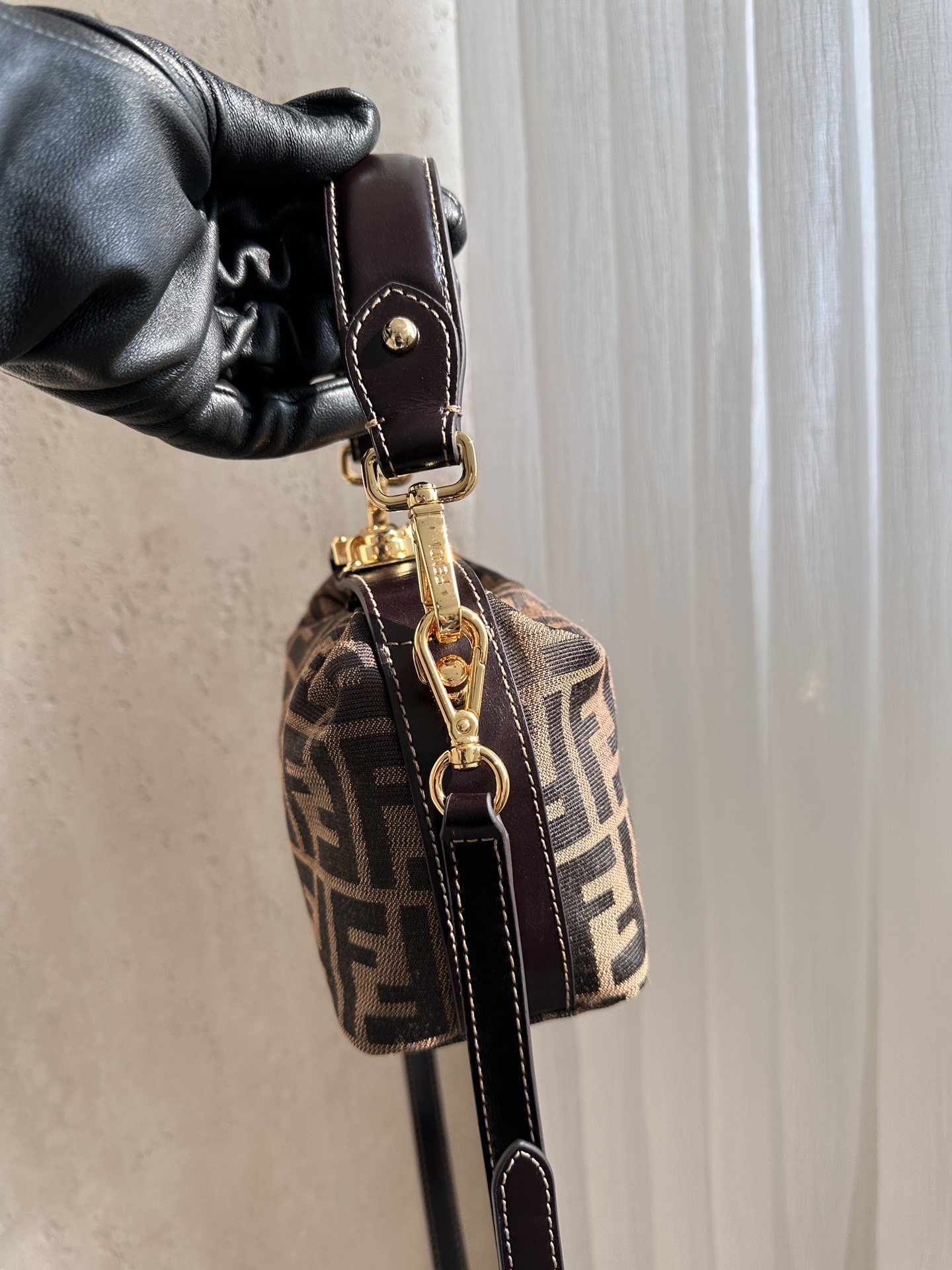 FENDI FF 모노그램 미니 런치박스백 / 스몰 크로스바디 24