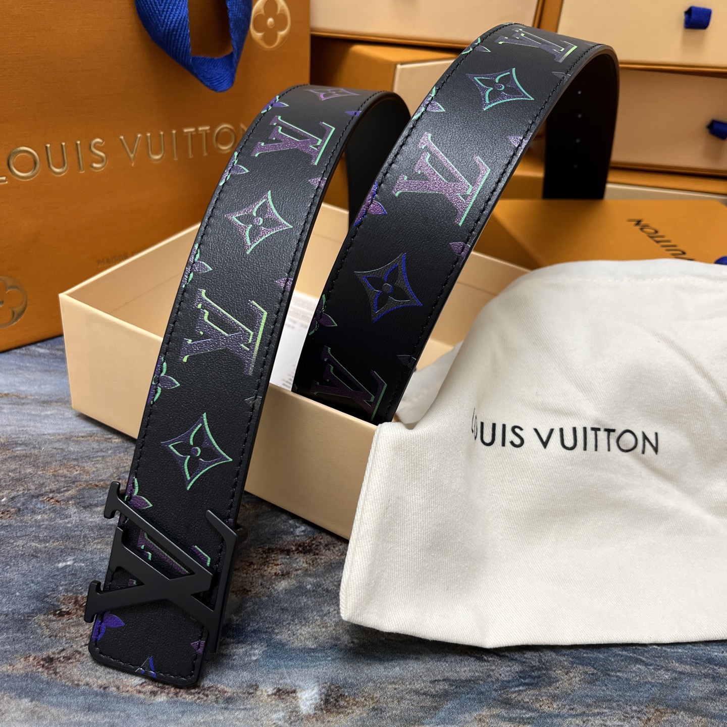 Louis Vuitton 루이비통 루이 비통 남성 무지개 모노그램 소가죽 벨트 1