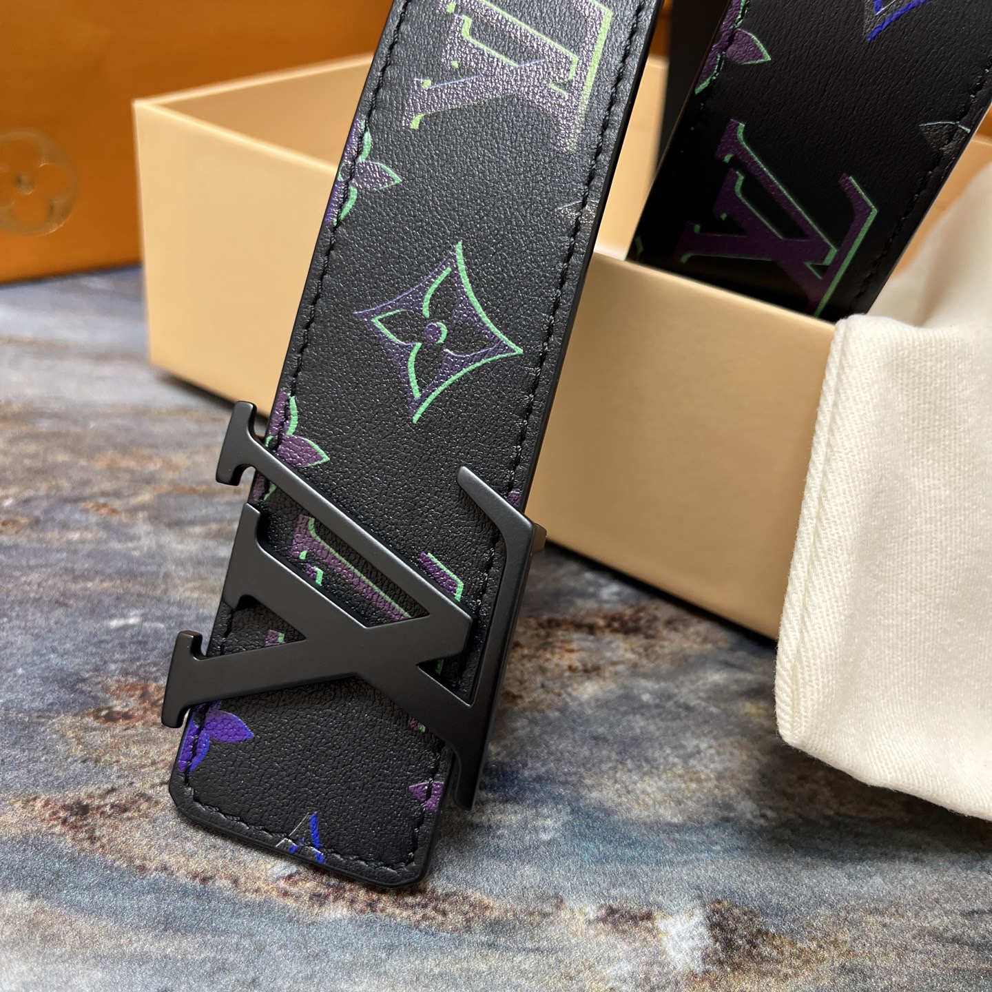 Louis Vuitton 루이비통 루이 비통 남성 무지개 모노그램 소가죽 벨트 2