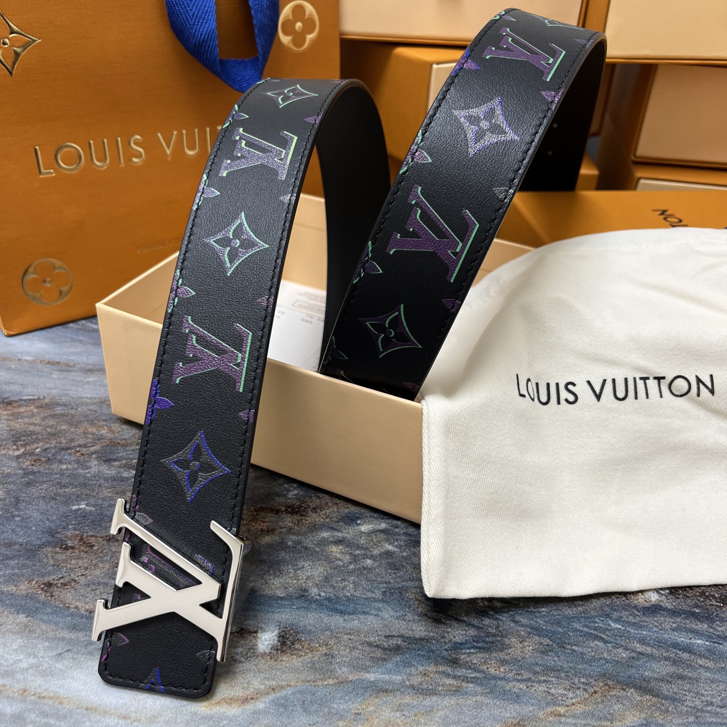 Louis Vuitton 루이비통 LV 이니셜 40mm 벨트 – 모노그램 멀티컬러 이클립스 1