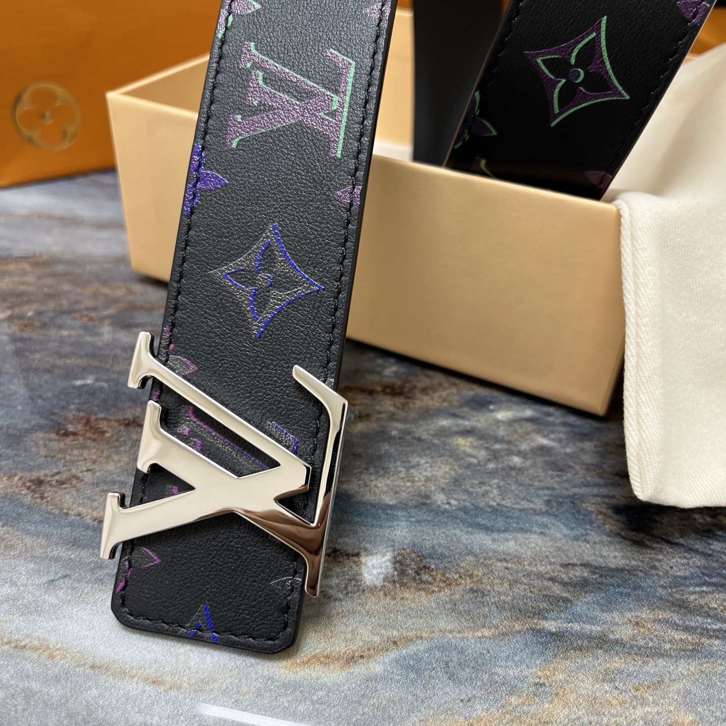 Louis Vuitton 루이비통 LV 이니셜 40mm 벨트 – 모노그램 멀티컬러 이클립스 2