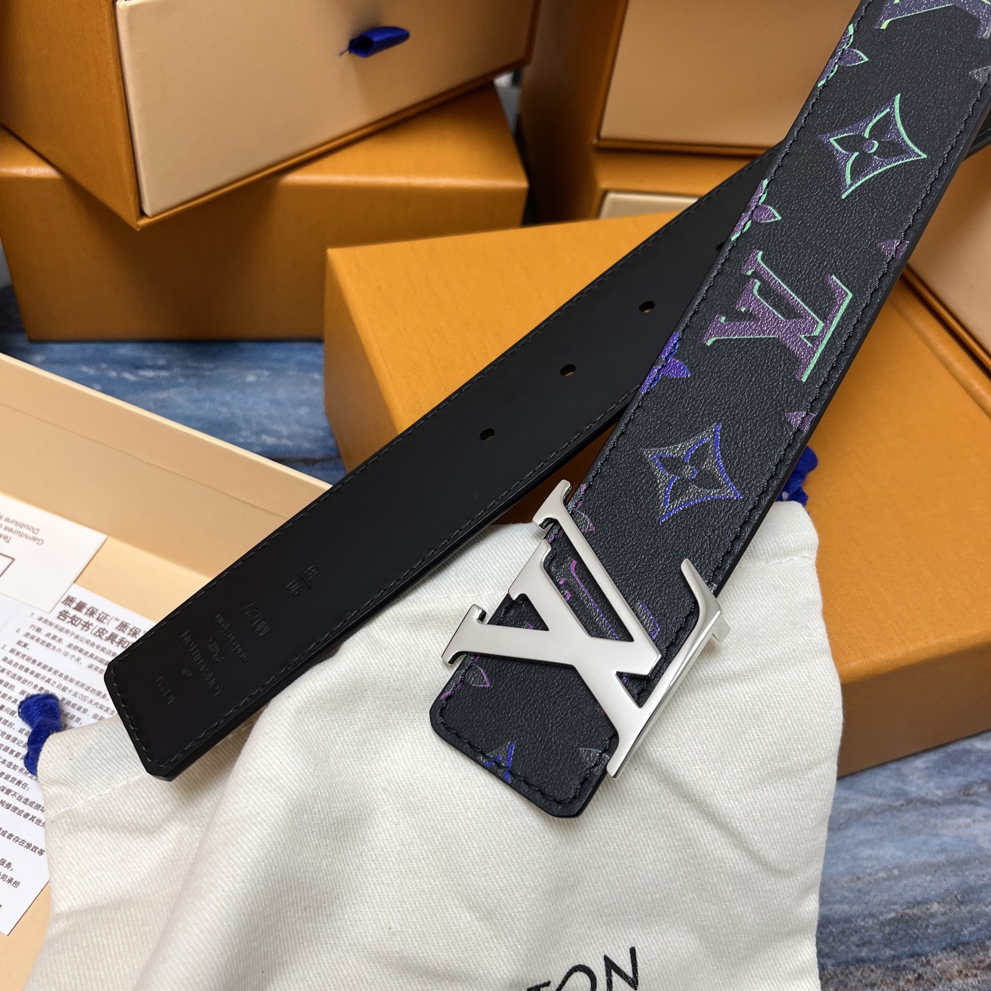 Louis Vuitton 루이비통 LV 이니셜 40mm 벨트 – 모노그램 멀티컬러 이클립스 9