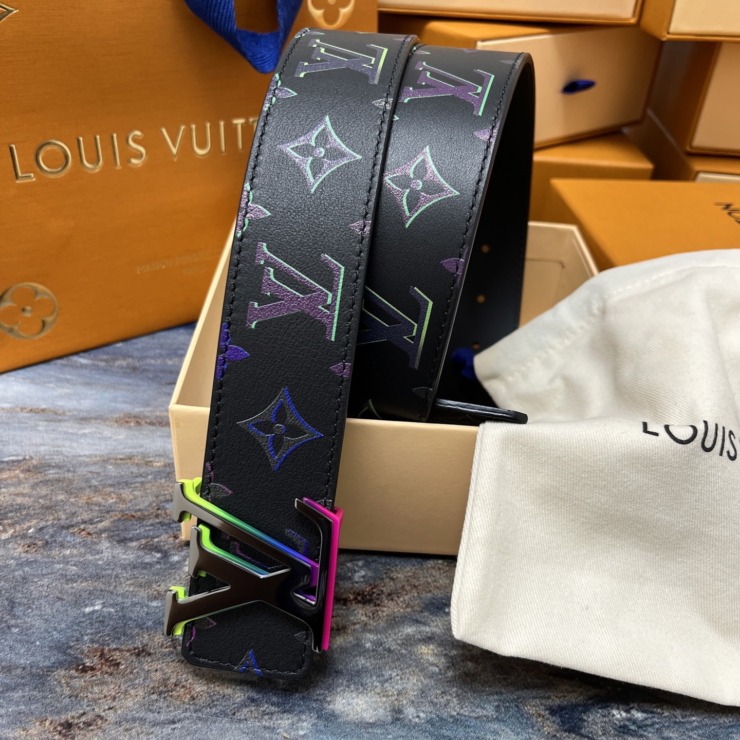 Louis Vuitton 루이비통 LV 이니셜 40mm 벨트 – 모노그램 멀티컬러 이클립스 1