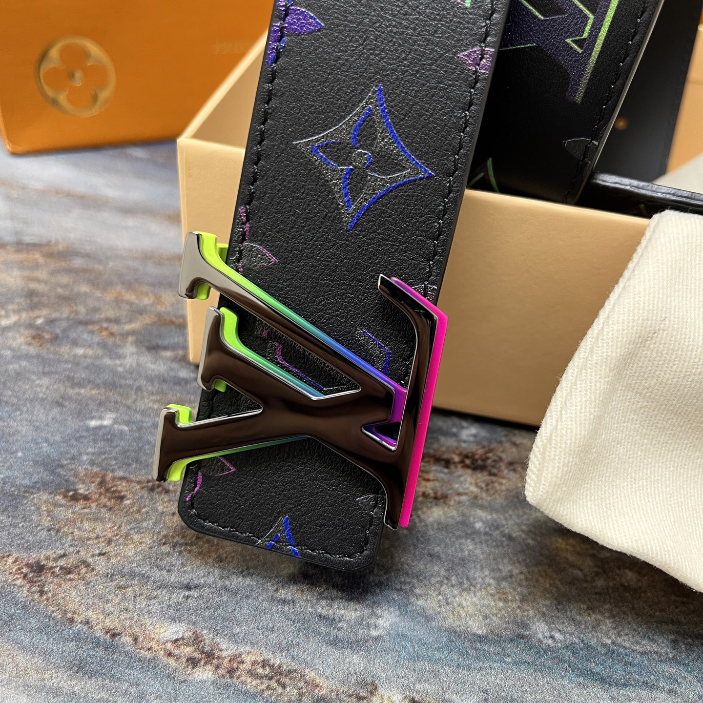 Louis Vuitton 루이비통 LV 이니셜 40mm 벨트 – 모노그램 멀티컬러 이클립스 2