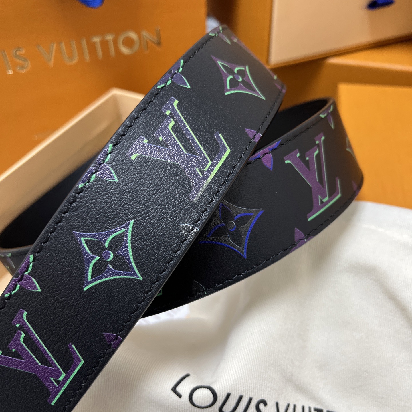 Louis Vuitton 루이비통 LV 이니셜 40mm 벨트 – 모노그램 멀티컬러 이클립스 3